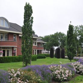 Tuin bij appartementencomplex