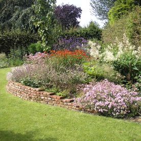 Weelderige tuin bij boerderij