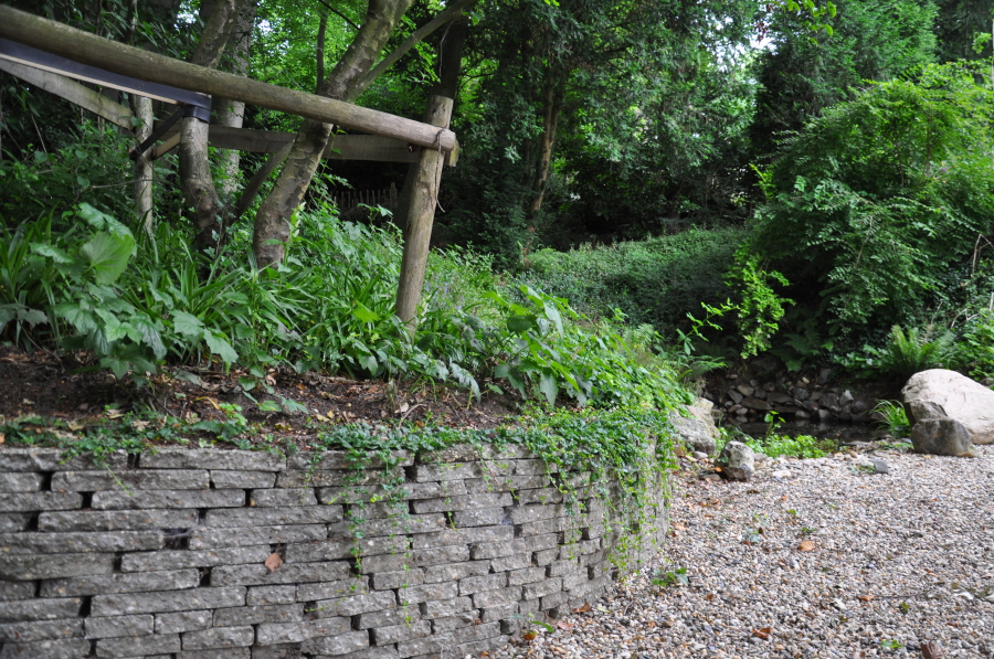 Tuin met robuust muurtje