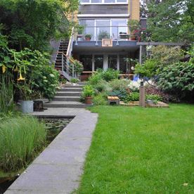 Strakke tuin bij dijkwoning