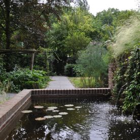 Romantische tuin met vijver