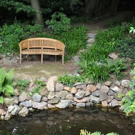 Romantische tuin met bankje